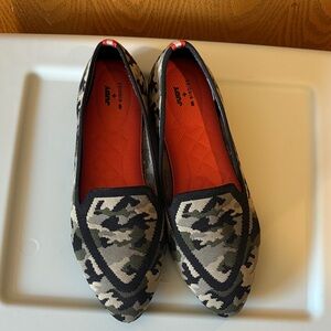 Birdies size 9.5 Women's Camo Slip-On Flats in Olive and Black